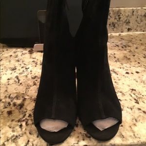 Tahari, Blk suede bootie